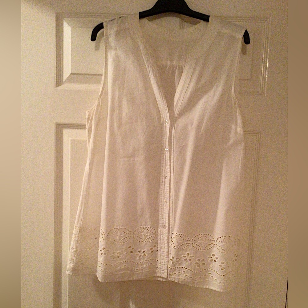 ⬇️Price Drop⬇️White summer cotton sleeveless v neckline top/tunic